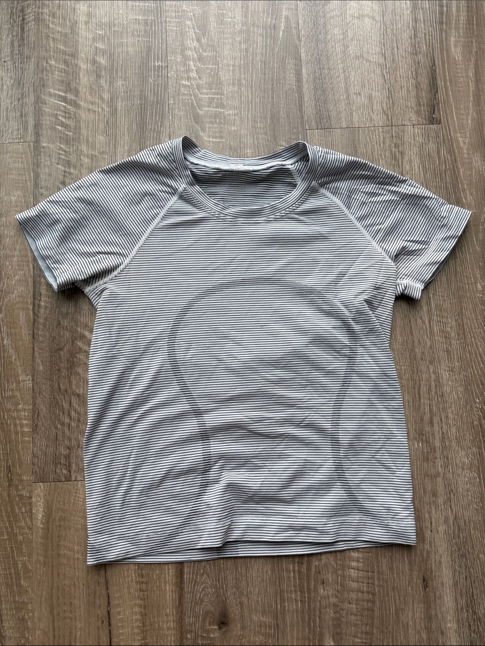 lululemon swiftly tech short sleeve 2.0 cropped to race length size 6 b/w stripe
